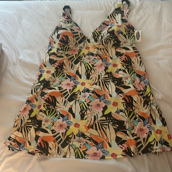NWT Old Navy Floral-Print Secret-Slim Plus-Size Underwire One-Piece Swimsuit - Picture 1 of 8